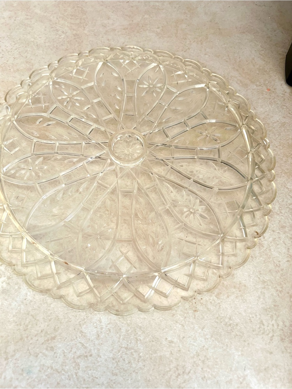 Vintage 2 piece cake or pie carrier lucite/acrylic dome & plate - Picture 4 of 4